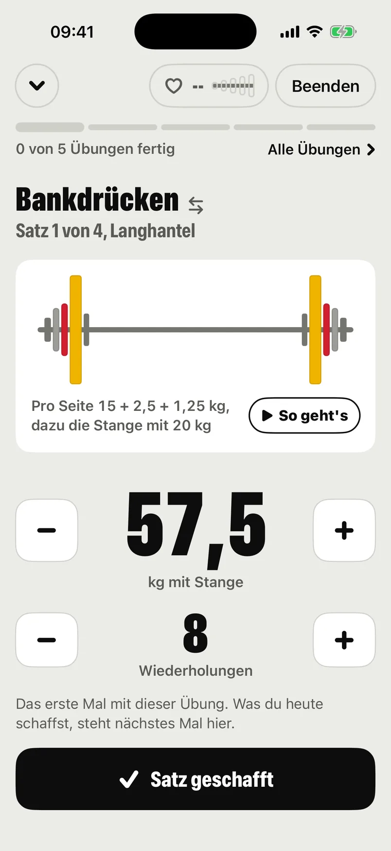 Ein Satz Bankdrücken mit 57,5 kg, die Scheiben auf der Stange gezeichnet.